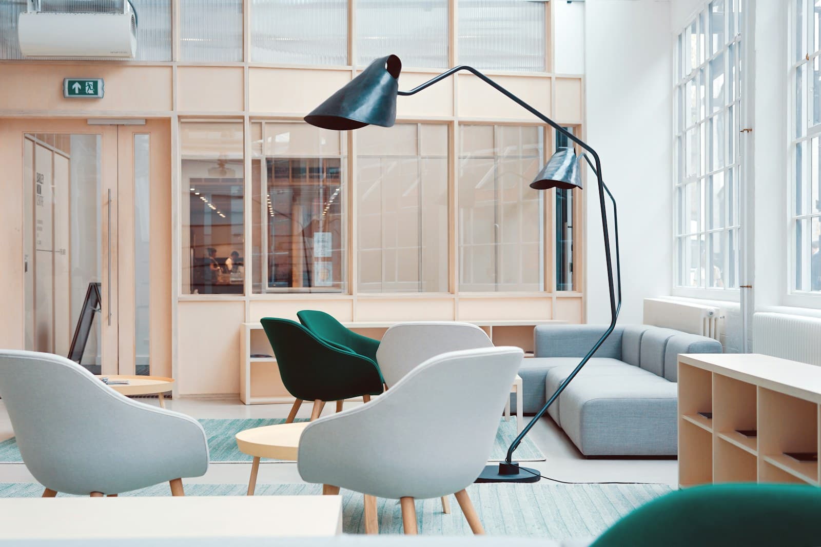 Grote tafel in de vergaderzaal van OmniSpace in Wezembeek-Oppem
