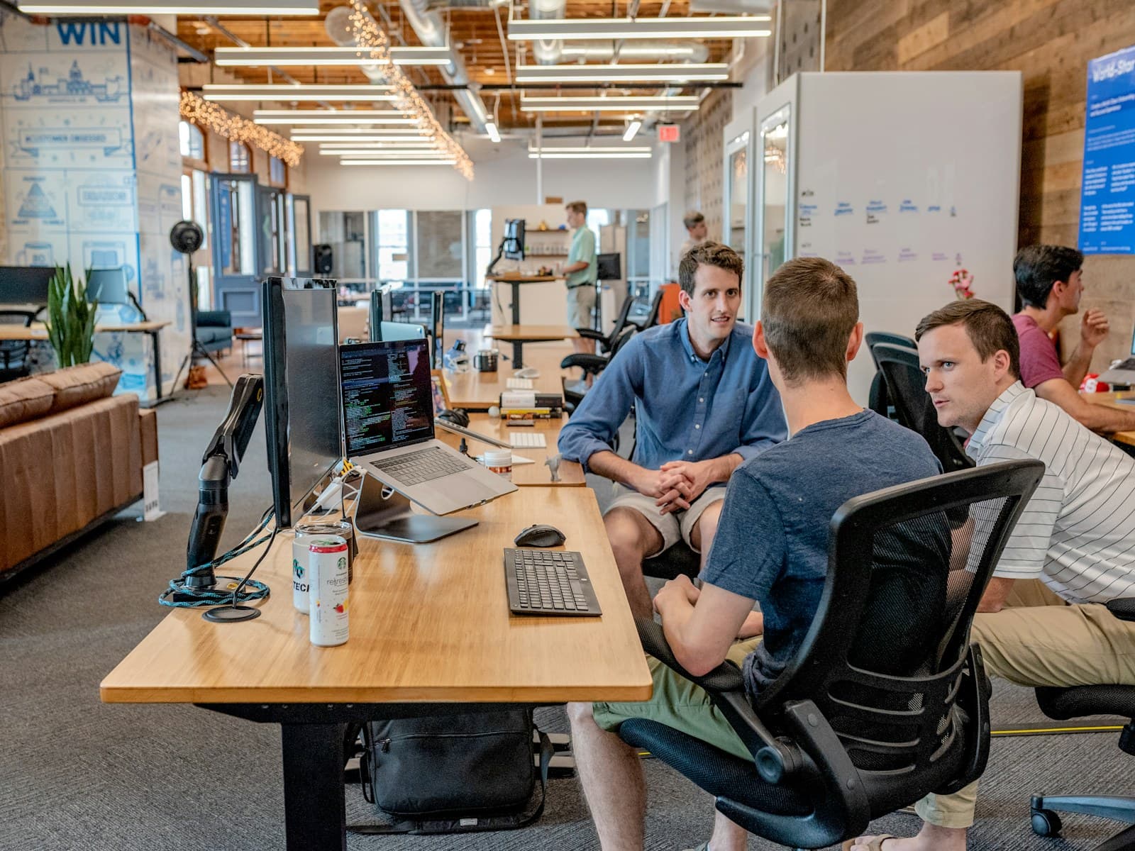 Een lid van het OmniSpace-team werkt aan een digitale strategie
